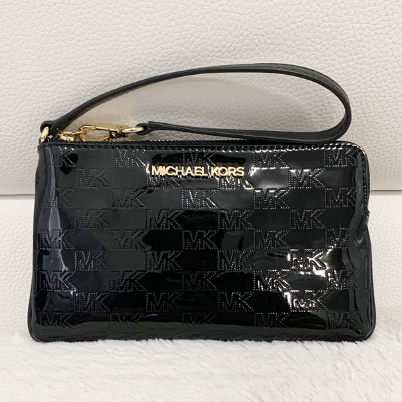 Michael Kors Handbags - NWT Michael Kors Wristlet